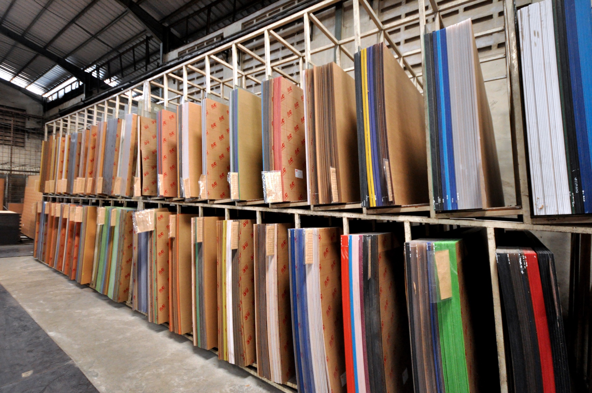 Stok lembaran Akrilik MC dalam berbagai warna di gudang