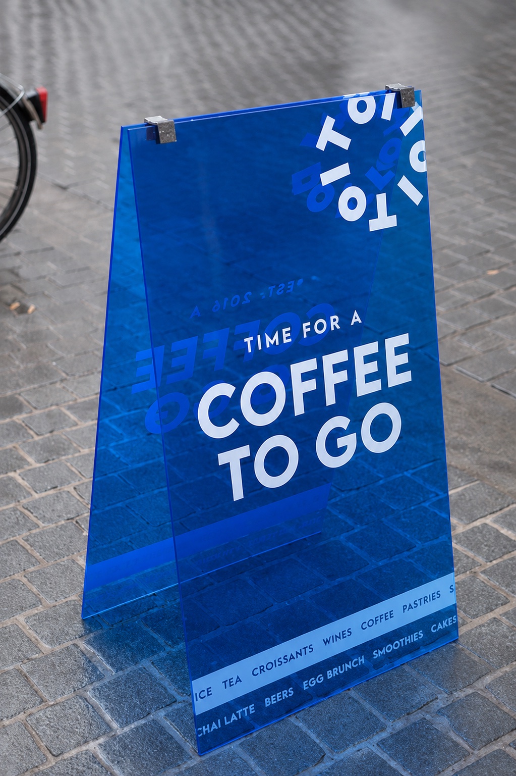 Stand sign berwarna biru dari material akrilik