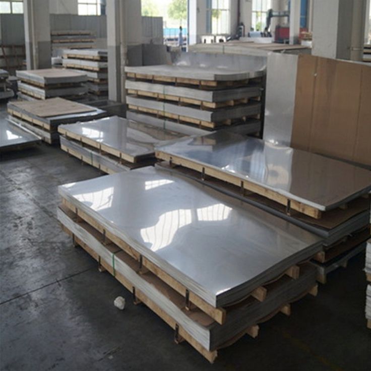 Stok lembaran metal di area produksi