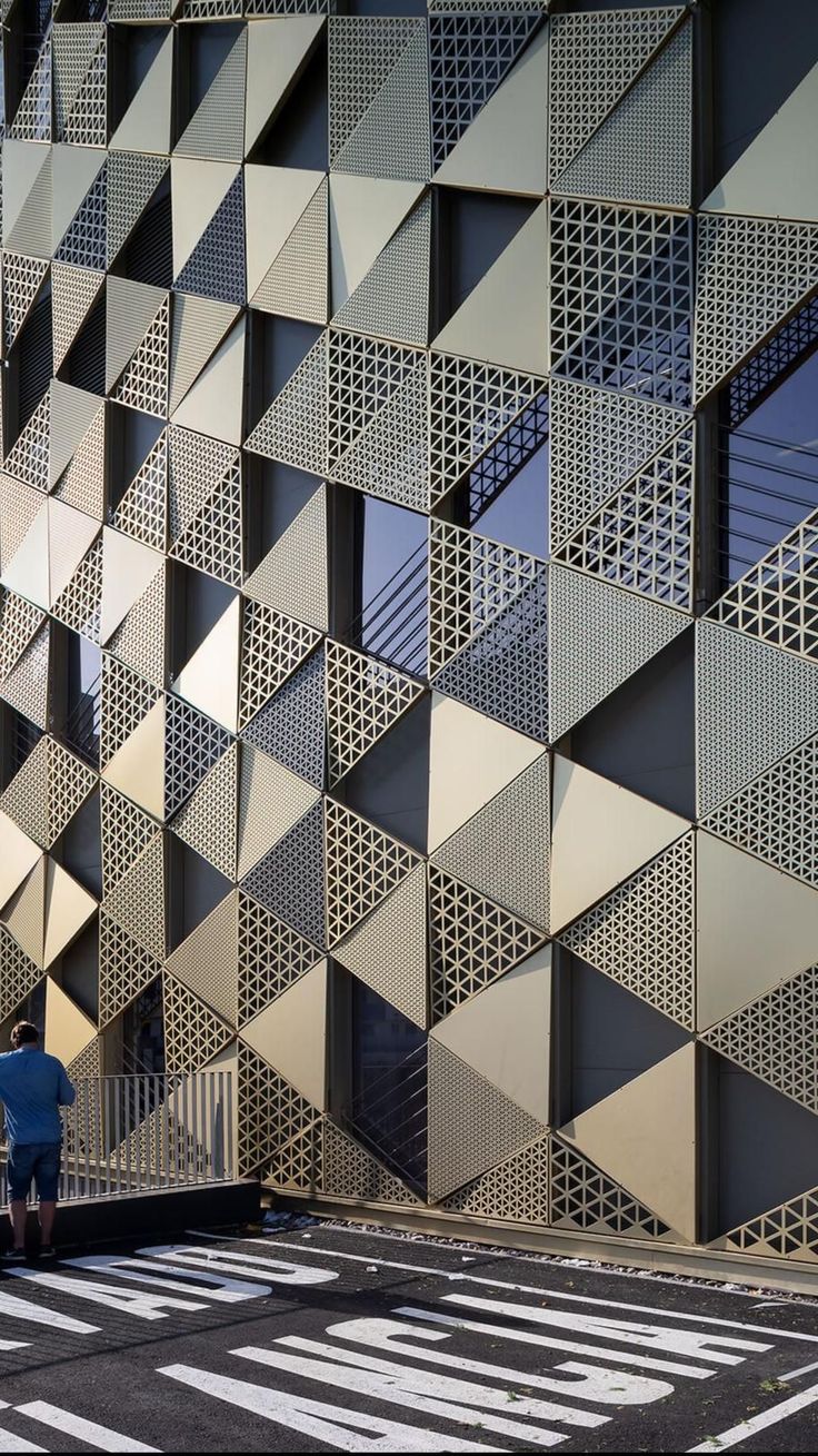 Panel fasad laser-cut dengan pola geometris