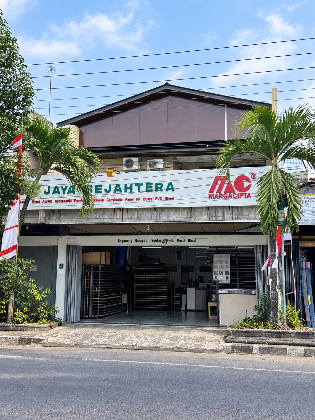 Tampak depan Jaya Sejahtera Kusumanegara tanpa kendaraan yang menghalangi fasad